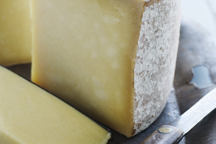 Algunos productos lácteos como el queso son conocidos por endurecer las heces.
