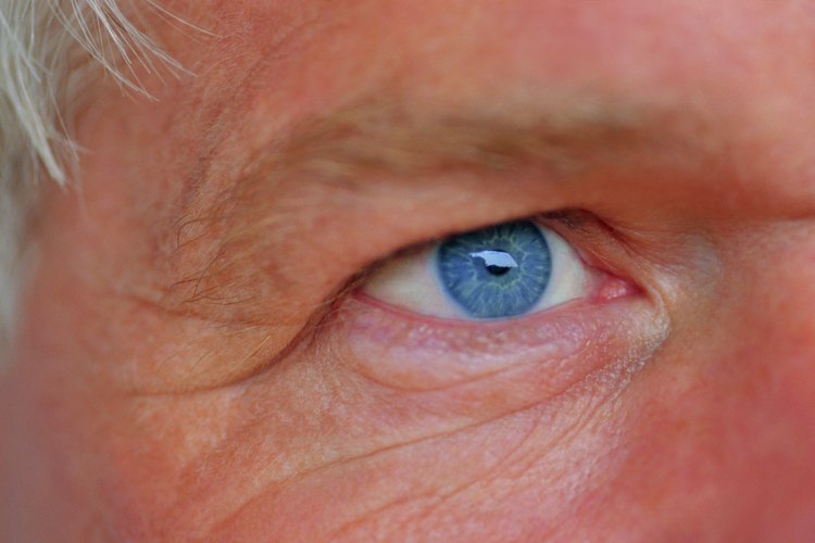 Protege tus ojos azules con el uso de gafas de sol.