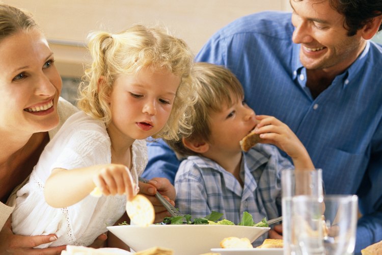 Mantén la hora de la comida relajada y agradable para que los niños se animen a comer.
