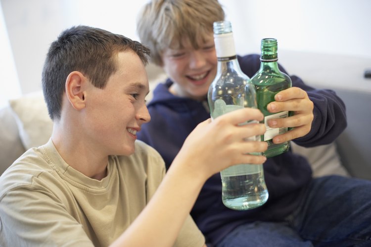 Orienta a los adolescentes para que no cometan errores que los marquen de por vida.