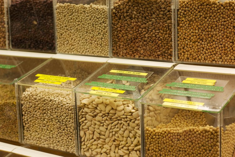 Pasa los frijoles por mayor a un contenedor hermético para almacenarlos.
