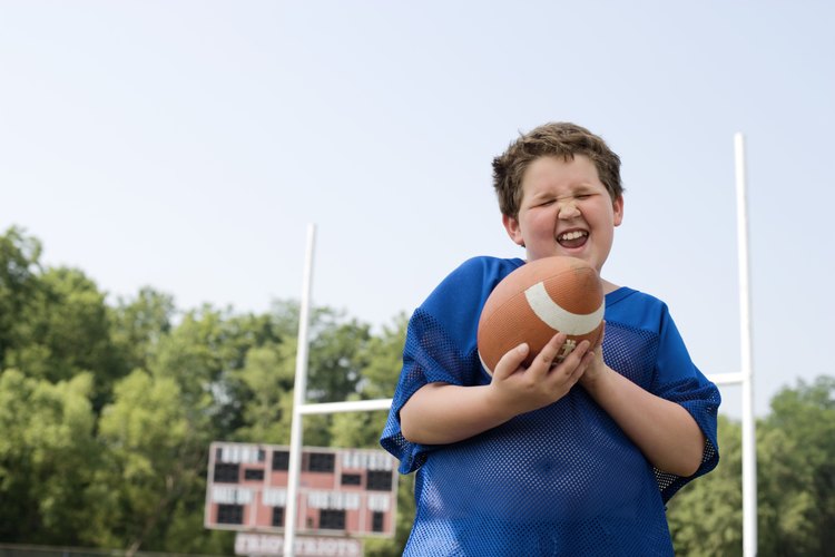 Los niños no necesitan un campo regulado para jugar fútbol de toque.