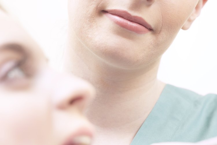 Un dentista puede recomendar asesoramiento para ayudar al paciente a dejar de las conductas de mordidas.