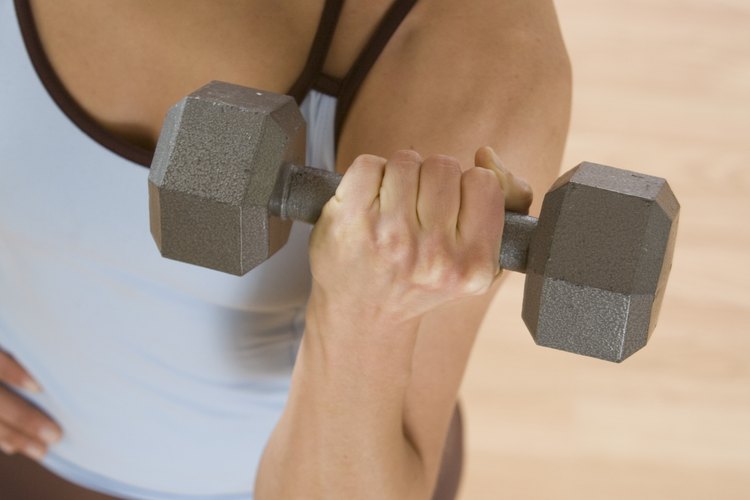 Los ejercicios con pesas requieren hacerse de forma correcta para maximizar los beneficios del ejercicio.