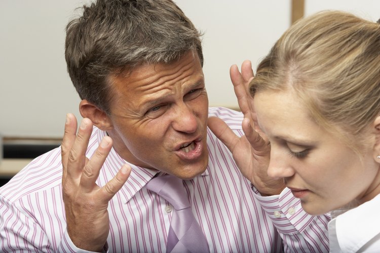 Vivir con abuso por parte de tu esposo puede corroer tu autoestima.