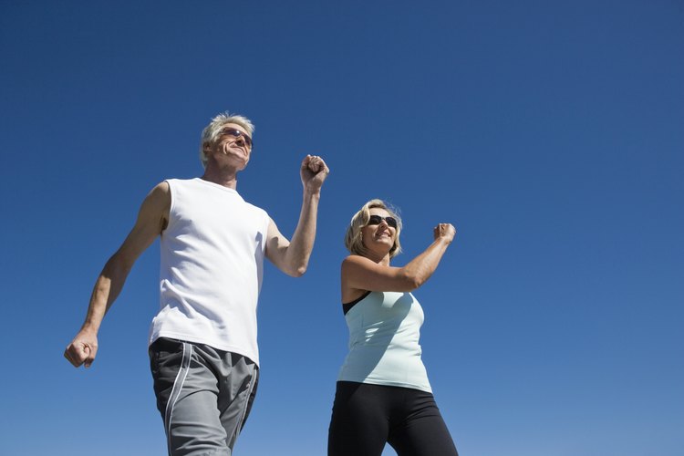 La caminata es un excelente ejercicio de bajo impacto luego de una cirugía de hernia.