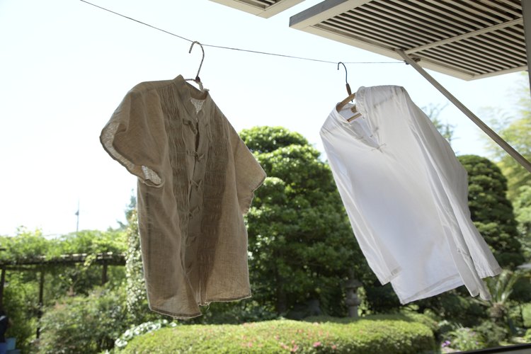 La secadora puede fijar las manchas, por lo que deberías secar al aire libre tu blusa hasta que las manchas desaparezcan.