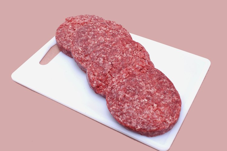 Cocina la carne descongelada de hamburguesa antes de volver a congelarla para proteger su sabor.