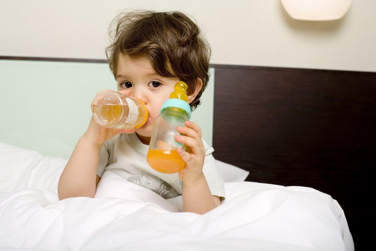 Llenar los biberones con bebidas azucaradas puede llevar a que los dientes se deterioren y se caigan.
