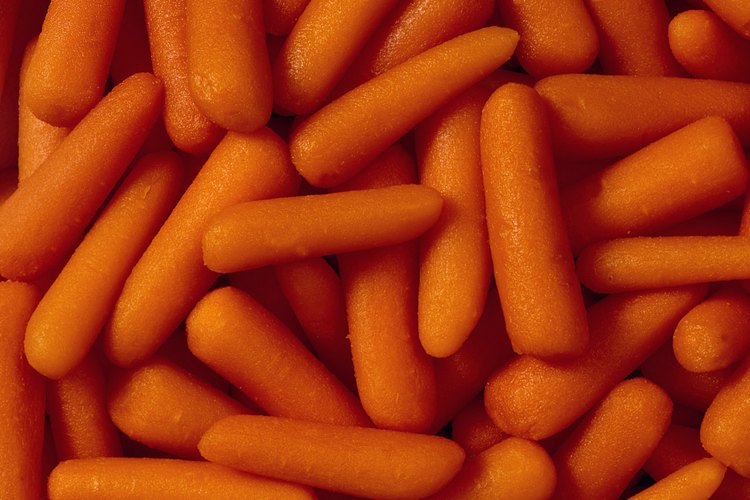 Utiliza zanahorias bebé y no tendrás que hacer ningún corte o pelarlas.