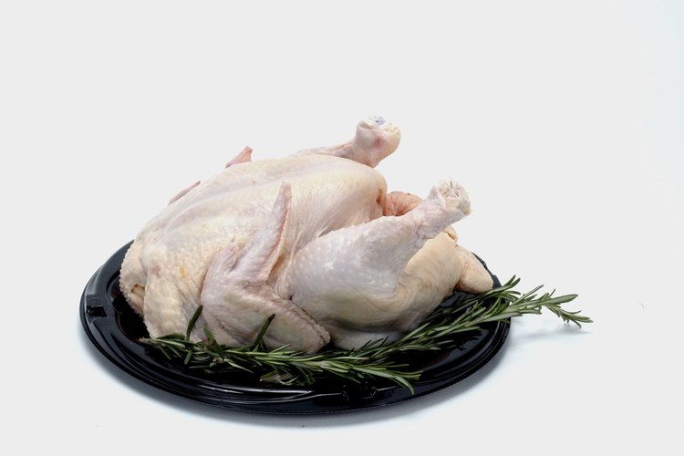Remoja el pollo para remover la sal.