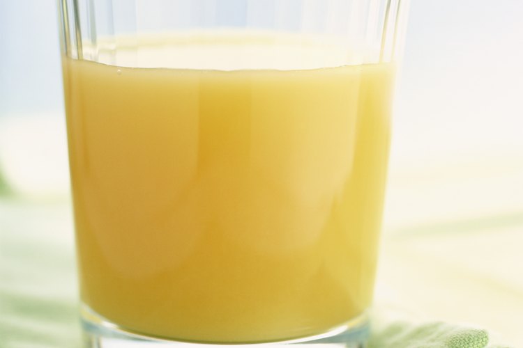 Un vaso de jugo de naranja.