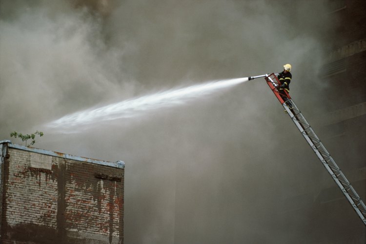 Arrastrar una pesada manguera por una escalera requiere de mucha fuerza y resistencia.