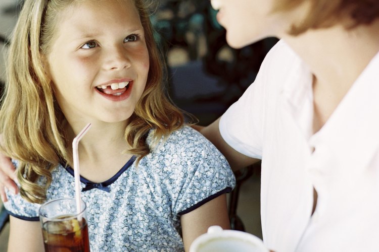 Los padres pueden enseñar a sus hijos acerca de los efectos secundarios de la cafeína y alentar la moderación.