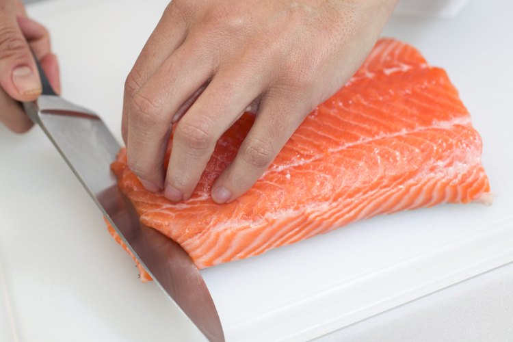 La creatina se encuentra en fuentes de la dieta como el pescado, especialmente en el salmón.