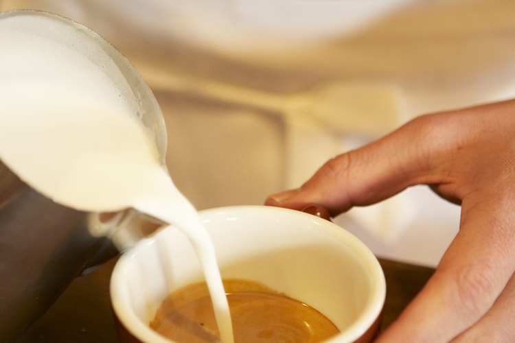 El café se sirve comúnmente con leche, el cual es un alimento altamente alergénico.