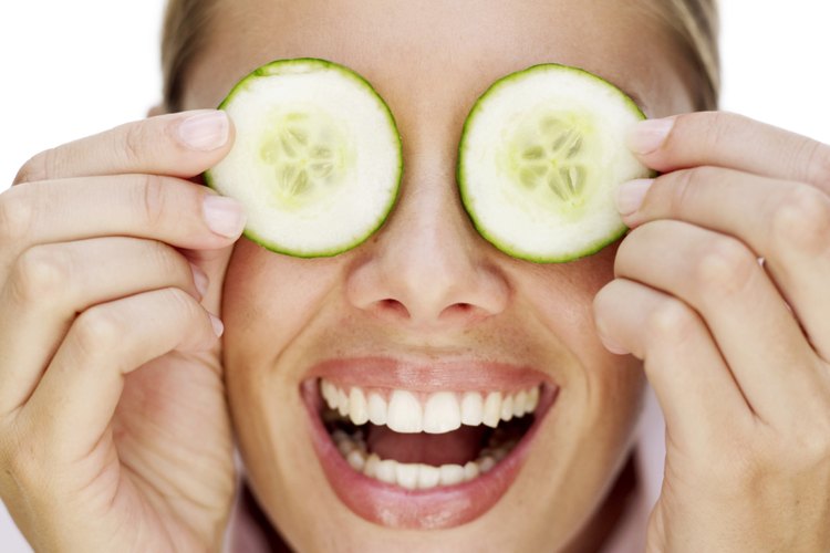 Los pepinos son un remedio casero común para las ojeras.