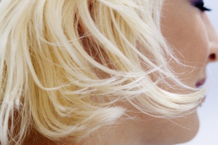 El pelo decolorado es cabello dañado y debe ser atendido con cuidado.