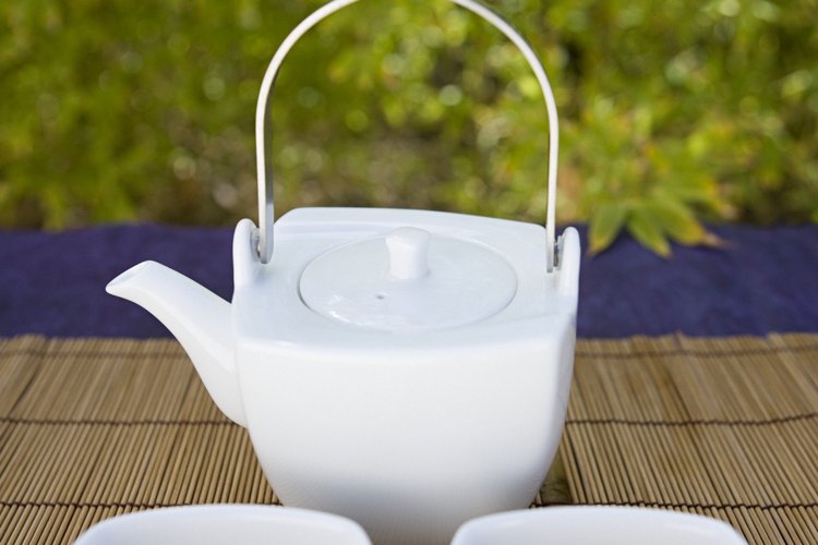 Beber té verde Bigelow, junto con otros líquidos como el agua, pueden ayudar a prevenir la deshidratación nociva.