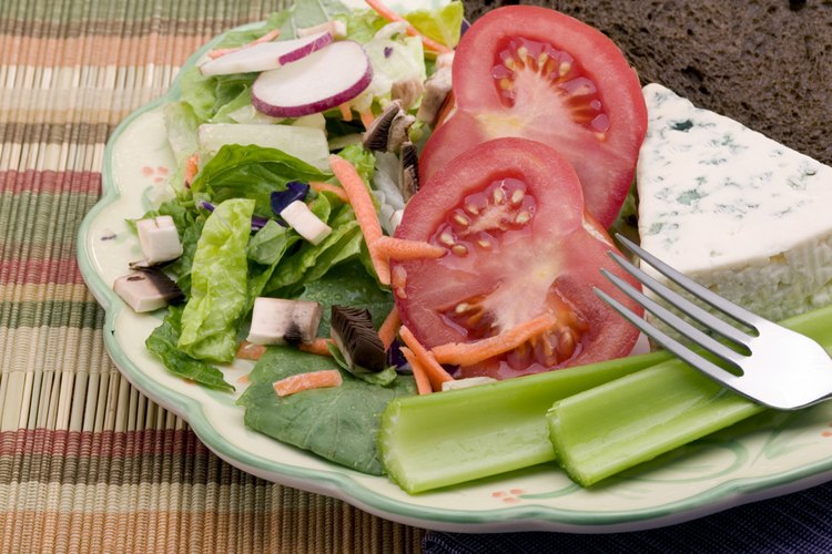 Un vegetal combinado con queso bajo en grasa como proteína se constituye como un bocadillo bajo en calorías que te proporciona importantes nutrientes y energía.