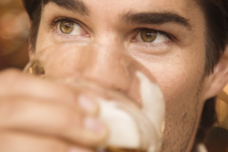 Beber alcohol podría contribuir a tener un dolor de garganta.