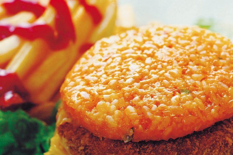 Las hamburguesas son fáciles de preparar con aceite en una sartén.