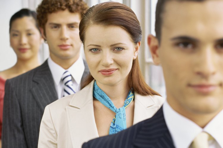 Tanto los hombres como las mujeres pueden lucir un nudo Windsor con un traje de negocios.