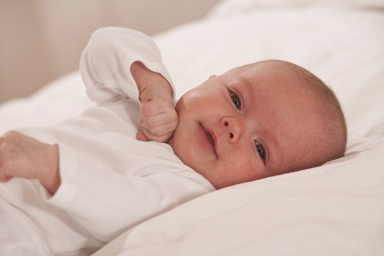 La cabeza del bebe a veces se mueve de lado a lado.