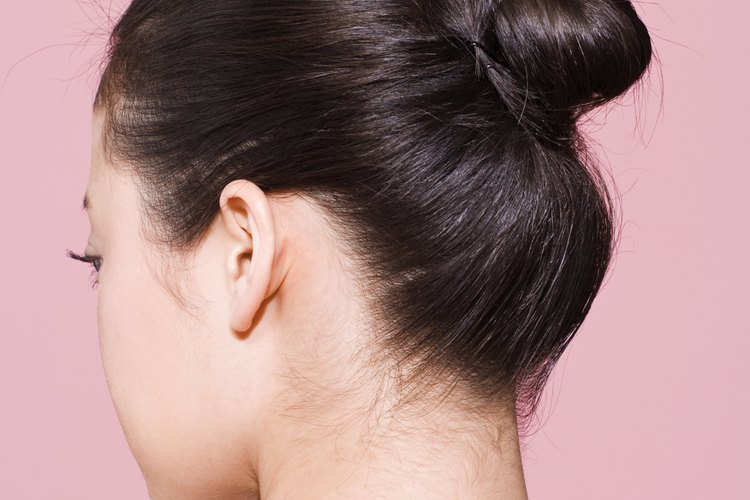 Crea una variación del moño clásico envolviendo trenzas alrededor de este.