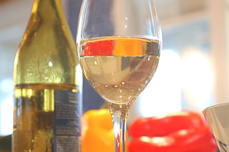 El alcohol provoca el almacenamiento de grasas que pueden ocasionar hinchazón del estómago o sensación de estar muy lleno.