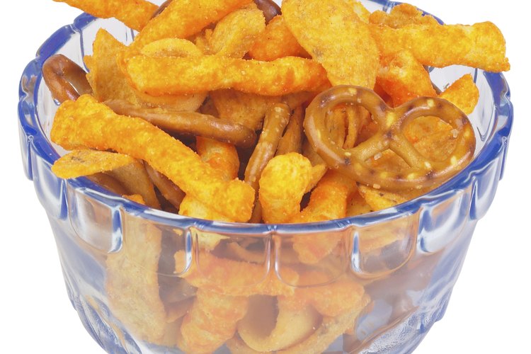 Sirve trozos de pan de pita horneados o palomitas de maíz en lugar de chicharrones para tener un bocadillo más sano.