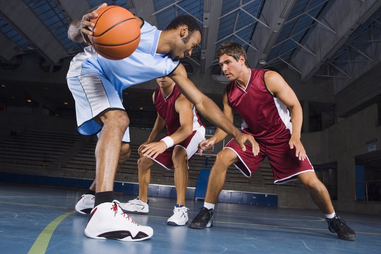 Tocar una pelota de baloncesto con tu pierna no siempre resulta en una infracción.