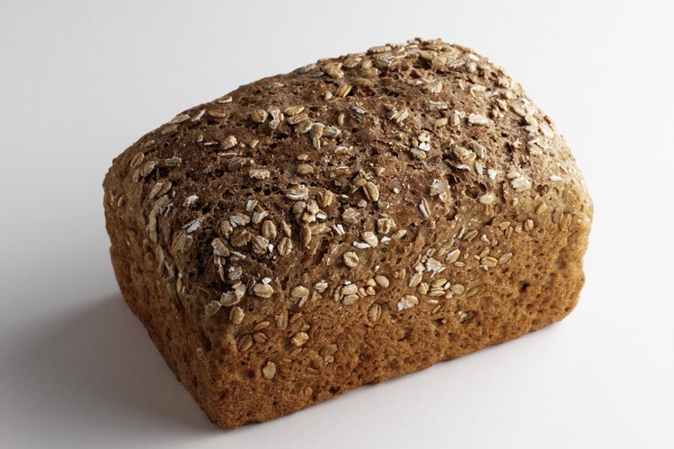 Opta por alimentos con granos enteros para aumentar tu consumo de salvado.