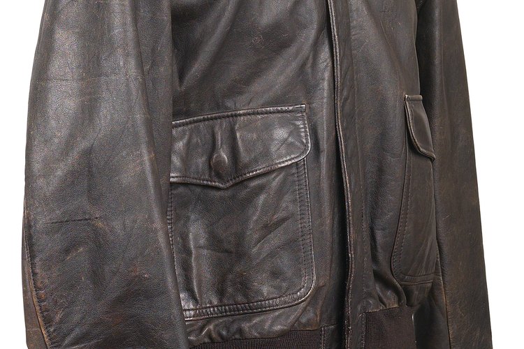 Acondiciona tu chaqueta de cuero al menos una vez al año para evitar el resecamiento.