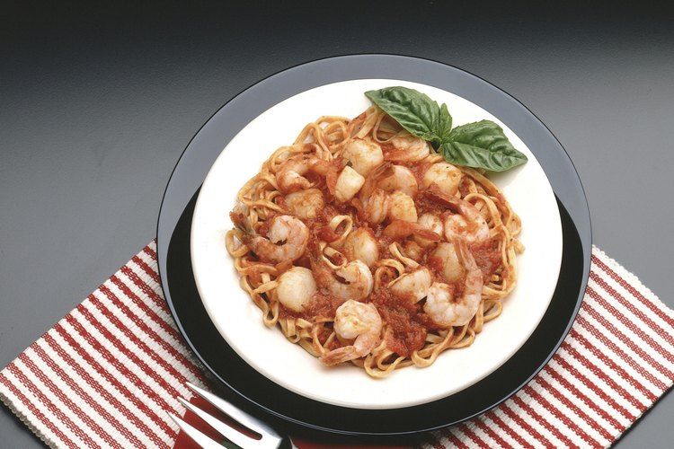 El camarón puede hacerte engordar si lo comes acompañado con una gran porción de pasta.