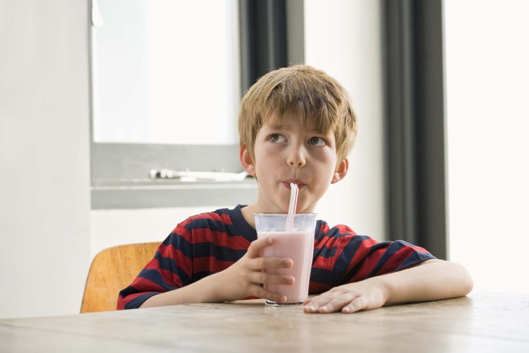La leche es una elección de bebida llena de nutrientes para muchos niños.
