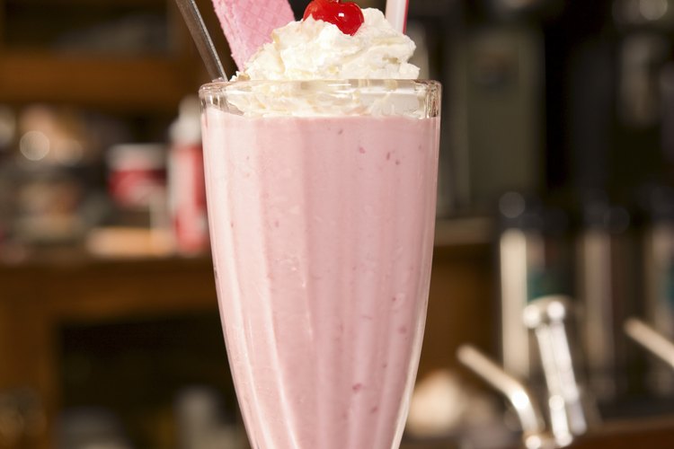 Haz un smoothie de moras frescas y yogurt para comer como postre.