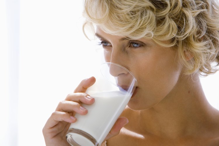 La leche ayuda a cubrir la necesidad de vitamina B-12 en el cuerpo.