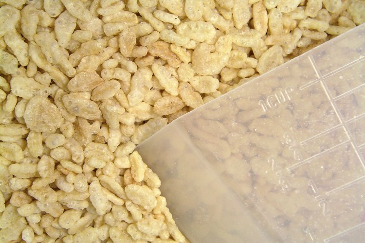 Tazas de medir llenas de Rice Krispies