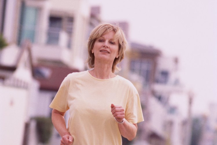 Caminar y trotar con energía puede promover la pérdida de peso.