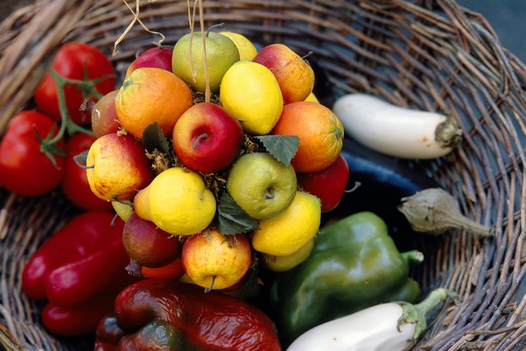 Trata de que las frutas y los vegetales sean parte elemental de tu alimentación.