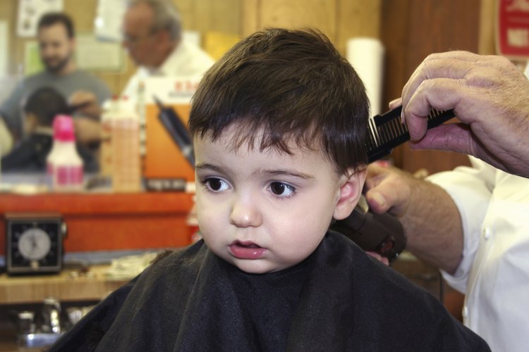 Infante durante un corte de cabello.