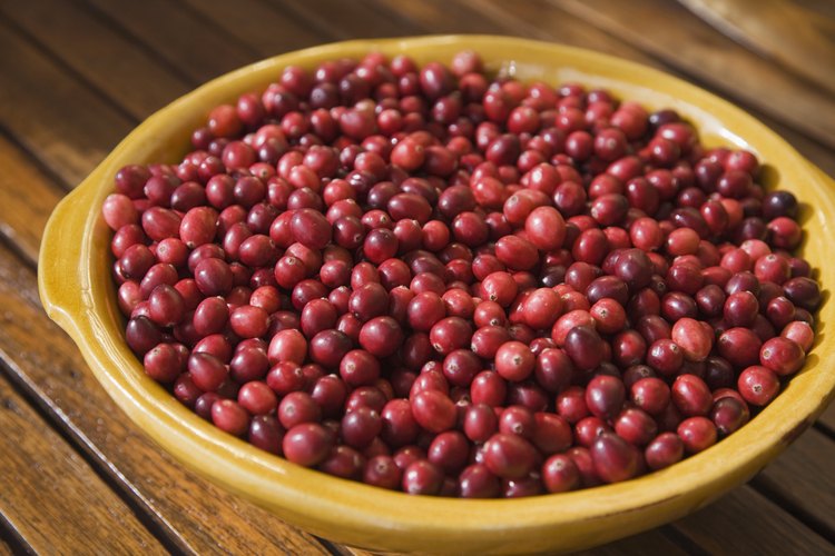 Los productos a base de arándanos agrios como el jugo pueden aumentar la potencia de la warfarina, lo que puede llevar a problemas de sangrado.
