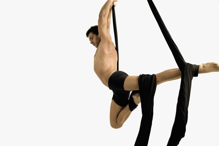 Los ejercicios básicos de acrobacia ayudan a desarrollar la fuerza y el equilibrio.