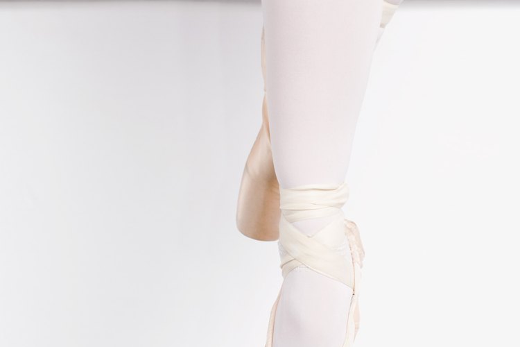 Los zapatos de punta tienen un cordón interior que sujeta el pie.