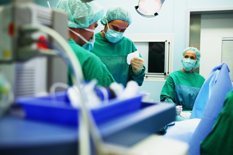 Los médicos en la cirugía.
