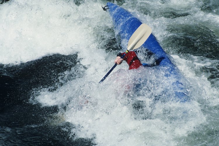El giro de kayak se utiliza para voltearlo en caso de que se vuelque.