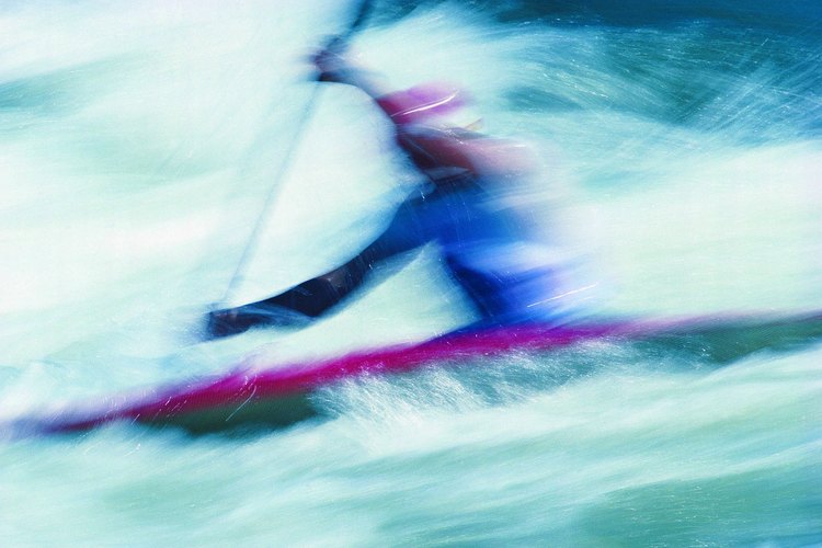 Los guantes mantienen tus manos cálidas cuando haces kayakismos en un clima frío.
