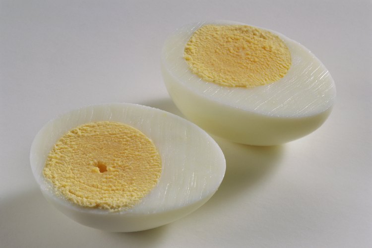 Casi la totalidad de la grasa en los huevos se encuentra en la yema.