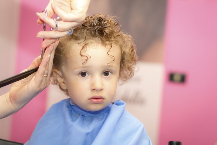 Infante recibiendo un corte de cabello.